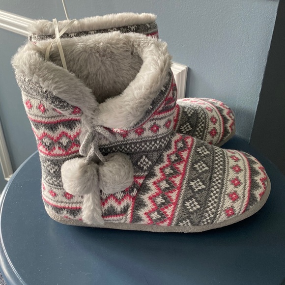 BNWOT - New cozy slippers size 7/8. - Picture 1 of 4
